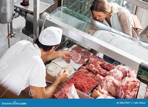 cliente di showing meat to del macellaio alla macelleria immagine stock immagine di macelleria