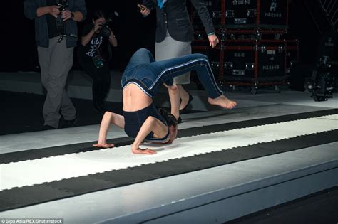 Chinese Artist Sets Contortion Record In Seconds Daily Mail Online