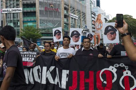 Malaysia Looks To Arrest Financier Jho Low Over 1mdb Scandal Wsj