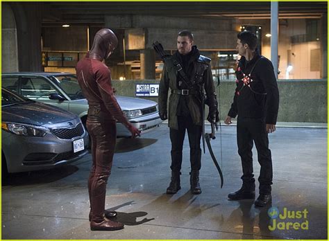 Full Sized Photo Of Robbie Stephen Amell Unite For The Flash 02