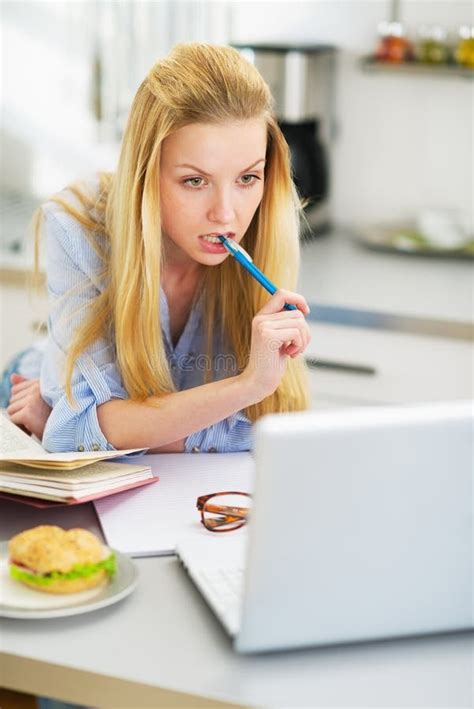 Rozważny Nastolatek Dziewczyny łasowania Jogurt W Kuchni Zdjęcie Stock Obraz złożonej z