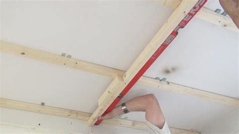 Gerade bei altbauten, bei denen die raumhöhe oftmals 3 meter übersteigt, kann man durch ein abhängen der zimmerdecke und einbringen einer wärmeisolierung eine menge energie sparen. Decke abhängen - Holzkonstruktion herstellen - Anleitung ...