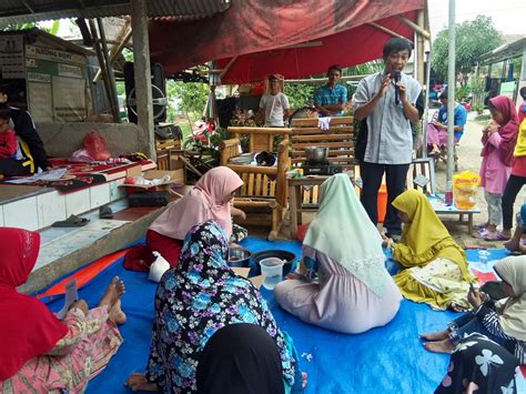 Sebenarnya apabila kita tidak mau repot meracik bumbu bumbu fried. Aplikatif, PKS Jambe Ajari Ibu-ibu Membuat Fried Chicken