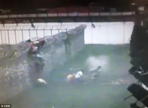 Video Shows Brazilian Inmates Escape After Blowing Up A Prison Wall Daily Mail Online