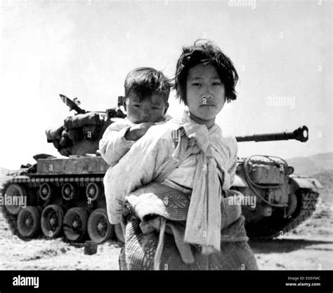 Guerra De Corea 1950 1953 Con Su Hermano Sobre Su Espalda Una Guerra Cansada Chica Coreana