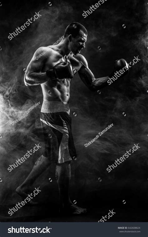 Muscular Kickbox Muay Thai Fighter Punching Stockfoto Nu Bewerken
