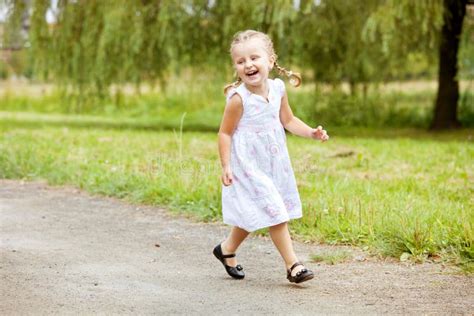 Glückliches Lächelndes Kleines Mädchen Das Mit Spielzeug Im Kindergarten I Spielt Stockbild