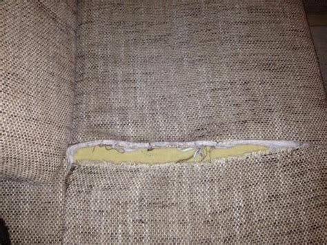Das alte sofa reparieren lassen und ein neues möbelstück bekommen meistens hat man um die defekte zu verdecken eine mehrfarbige. Riss auf der Liegefläche der Couch
