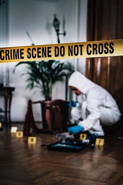 Premium Photo Forensic Expert Collecting Evidence From The Crime Scene