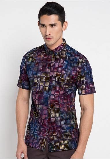 Blus tabrak motif dengan kombinasi floral print, geometric print dan motif lainnya menjadi salah satu model baju. 10 Contoh Model Baju Batik Cowok Untuk Lebaran, Dijamin ...