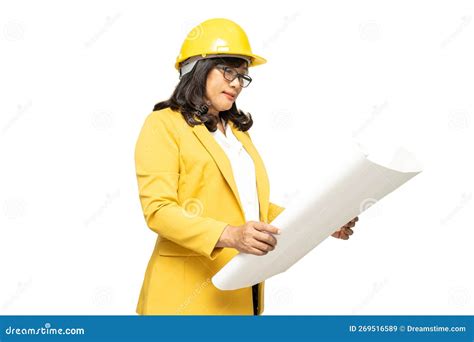 Ingeniero Con Casco Amarillo Con Plano Aislado En Fondo Blanco Con