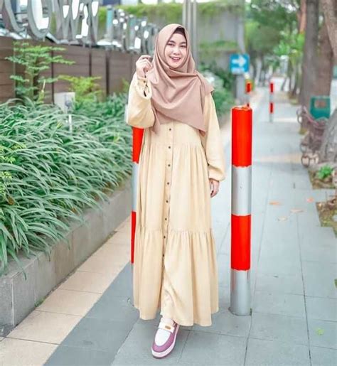 9 Ide Outfit Selebriti Dengan Hijab Menutup Dada Simpel