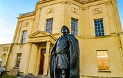 New statue of John Radcliffe unveiled | University of Oxford