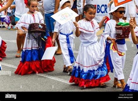 Wenig Kidsl In Traditionellen Costa Rica Kleidung Stockfotografie Alamy