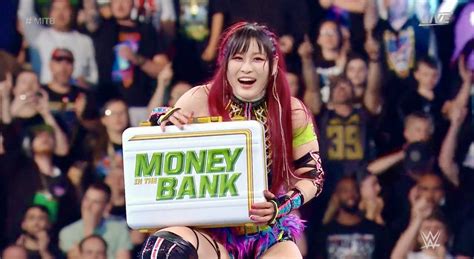 Iyo Sky Wins Womens Money In The Bank Ladder Match