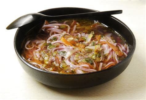 Bouillon de poulet et de légumes aux nouilles udon