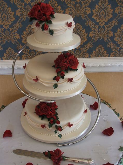 Kiren Traditional Round 3 Tier On The Spiral Stand With Red Rose