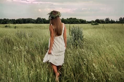 Девушка в платье в поле со спины 83 фото