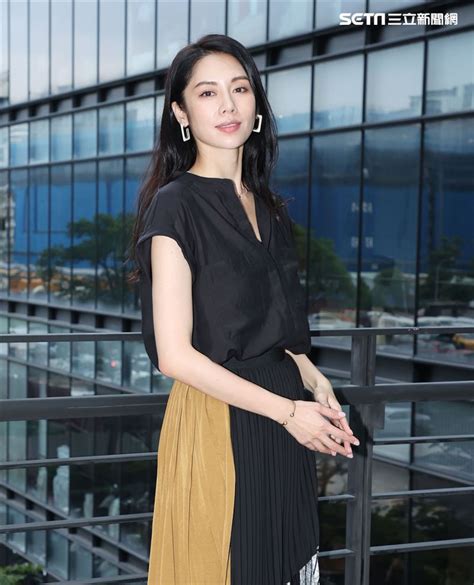 Krany，拉丁转写：aung san suu kyi，/aʊŋˌsæn.suːˈtʃiː/,緬甸語發音：àʊɴ sʰáɴ sṵ tɕì；1945年6月19日－），缅甸的政治家及作家，現任國務資政、緬甸外交部部長及緬甸總統府辦公室. 廖奕琁三立新聞網專訪-2680033 | 三立新聞網