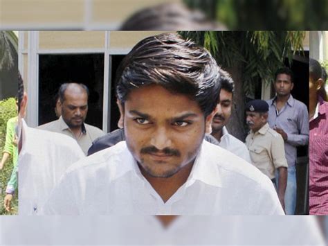 ncw team to speak to woman sexually exploited by hardik patel हार्दिक पटेल की बढ़ सकती है