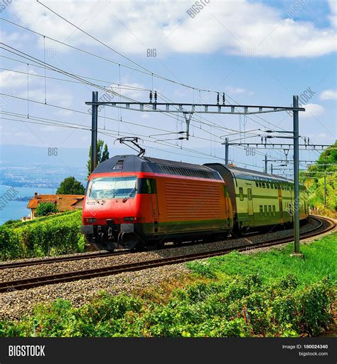 Imagen Y Foto Train Railroad Near Prueba Gratis Bigstock
