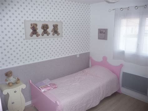 Pour optimiser l'espace de votre chambre, n'hésitez pas à utiliser les angles de la pièce et à grimper jusqu'au plafond avec des étagères. Chambre d'enfant 10m2 teintes murales blanches - La Roche ...