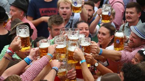 In Pictures Beer Flows As Germanys Oktoberfest Opens In Munich Bbc News