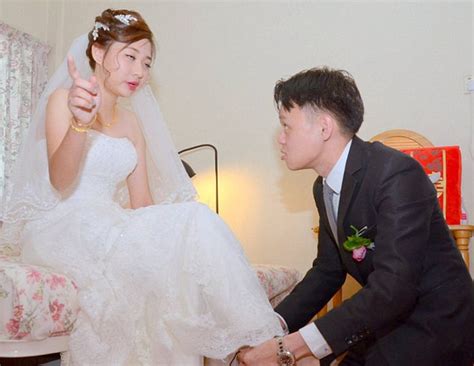 新加坡一对新人晒婚礼囧照 新娘像醉酒新郎似变态 组图 照片 婚礼 凤凰资讯