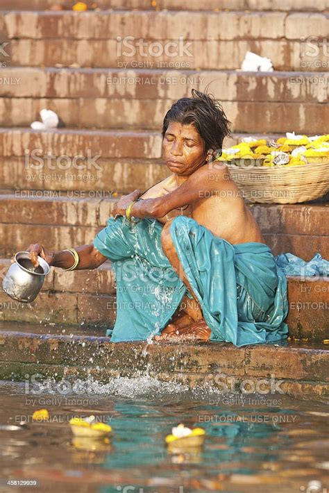 Fotografía De Hindú De Mujer Tomando La Mañana En El Río Ganges Baño Y
