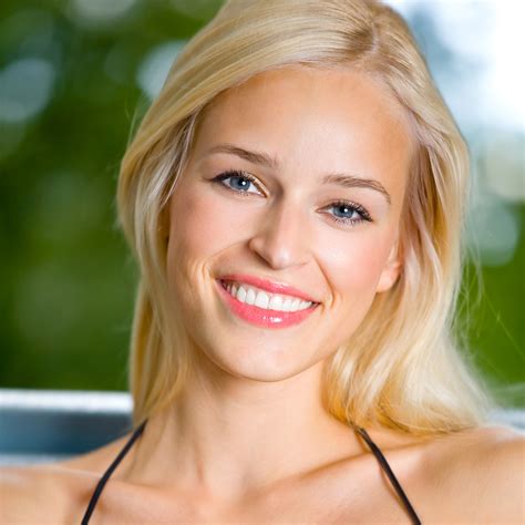 Smiling young beautiful woman, outdoors - Extrude Hone AFM