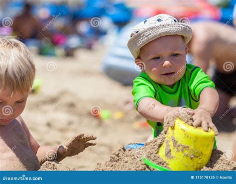 Ragazzo Che Gioca Nella Sabbia E Nelle Onde Sulla Spiaggia Immagine Stock Immagine Di Gioco