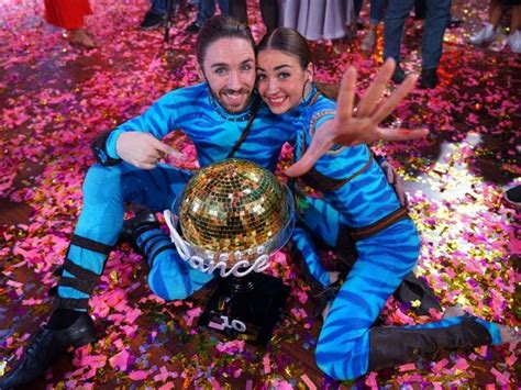 Bis ins let's dance finale 2019 schafften es sängerin ella endlich und profitänzer valentin lusin. Let's dance 2017 Gewinner, Sieger, Verlierer und Fantasten