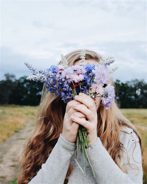 Join 20,000+ photography blogger readers to receive weekly photography inspiration. easy Instagram photo picture idea girl field wildflowers ...