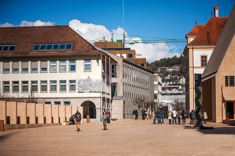 Man kann per auto oder über eine kleine wanderung nach oben gelangen. Vaduz-Schlossansicht stockbild. Bild von europäisch ...