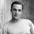 Gene Kelly, el bailarín perfecto que tuvo que bailar con una vida ...