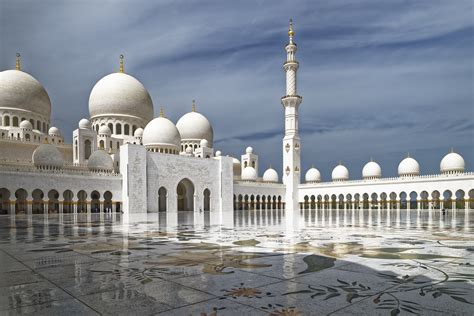 جامع الشيخ زايد الكبير المعلم السياحي الأول في مدينة أبو ظبي، الإمارات