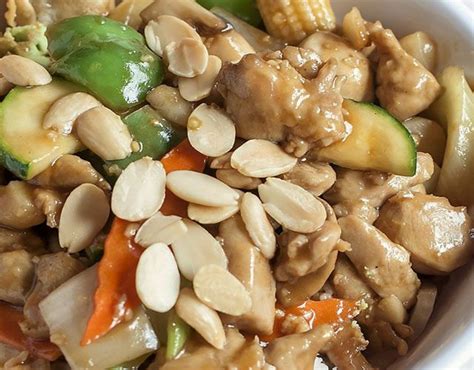 Delicious Recipe For Chinese Almond Chicken Serve With Boiled Rice On