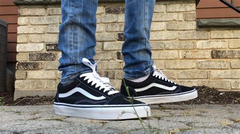 The killer retro old skool styling draped in black and white checkered colorway! Vans Old Skool On Feet - YouTube
