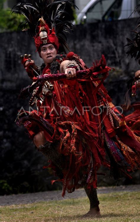 TARI PERANG KABASARAN MINAHASA ANTARA Foto