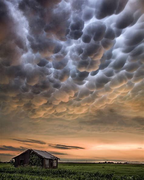 Amazing Mammatus Clouds At Sunset Over An Abandoned Farmhouse In Texas