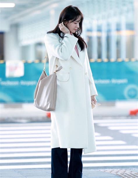 윤아 공항패션 속 숄더백 미우미우 가방 명품 브랜드 가격은 네이버 블로그