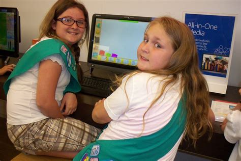 HUNTINGTON BEACH GIRL SCOUT TROOP 746 EARNING OUR COMPUTER FUN BADGE