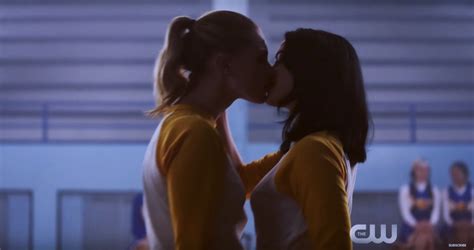 Betty And Veronica Kiss In A Riverdale Teaser The Mary Sue