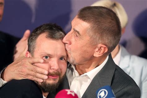 Lucie kubovičová a andrej babiš foto my všichni spolu sedíme u stolu a marek prchal to píše, protože andrej babiš neumí psát na počítači, vysvětlovala kubovičová. Czech elections winner Andrej Babiš kissing his campaign manager : AccidentalRenaissance