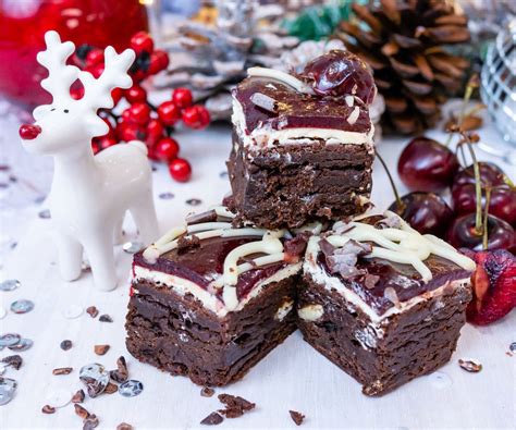 These christmas brownie houses are magical. Brownies Christmas Packaging Ideas / Customised Brownie ...
