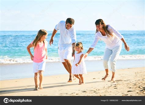 Familia Feliz En La Playa Fotografía De Stock © Epicstockmedia