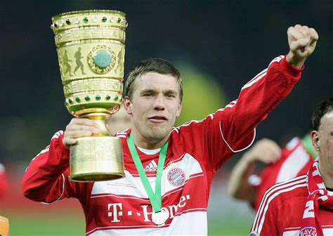 Das ließ prinz poldi nicht unkommentiert. BERLIN - APRIL 19: Lukas Podolski of Munich celebrates ...