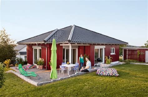Schwörer haus ein gut durchdachtes konzept, welches in seiner entwicklung niemals stehen bleibt, denn immer wieder wird an neuen verbesserungen insbesondere bei der energieeinsparung getüftelt, die den anforderungen der strengen auflagen um ein vielfaches voraus sind. Skandinavischer Bungalow - Schwörer Haus Fertighaus mit ...