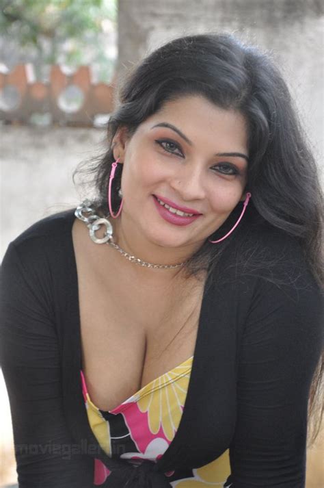 New Tamil Actress Mumtaz Hot Pictures Pottu Thallu Movie Launch