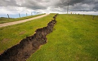 紐西蘭強震後地面驚現4.6米高「長城」 - 每日頭條